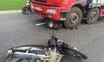 Xe máy va quẹt ngã ra đường, một người bị thương