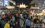 Hàng ngàn người dân đổ về đường hoa Nguyễn Huệ đón năm mới