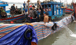 Nghệ An: Trục vớt tàu cá bị chìm trên biển