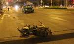 Taxi tông xe máy văng gần 50m trên đại lộ Võ Văn Kiệt