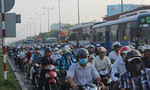 Hai xe container "kẹp" taxi trên xa lộ Hà Nội, giao thông ùn ứ