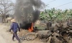 Nghệ An: Ngang nhiên đốt hàng tấn phế thải cao su trong khu dân cư