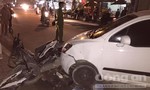 Xe máy va chạm với ô tô ngược chiều 2 người bị thương