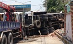 Xe tải mất lái ủi sập tường rào nhà dân