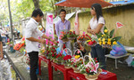 Giới trẻ Huế xuống đường bán hoa gây quỹ từ thiện