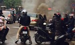 Xe ô tô bốc cháy ngùn ngụt giữa phố Hà Nội