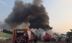 Gần 100 lính cứu hỏa dập biển lửa ở bãi phế liệu rộng 1.000m2