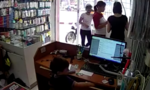 Clip: Bé trai trộm điện thoại trong cửa hàng dưới sự hướng dẫn của người lớn