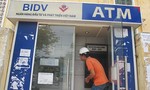 Bắt hai người Trung Quốc rút trộm gần 100 triệu đồng từ cây ATM