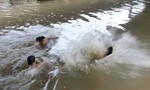 Hai cậu bé chăn bò dũng cảm cứu 5 nữ sinh cấp hai đuối nước