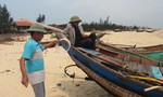 Vụ cá chết hàng loạt ở miền Trung: Ngư dân Quảng Bình kéo thuyền lên bờ không dám đánh bắt