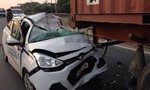 Taxi tông đuôi xe container, tài xế chết kẹt trong xe