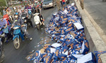 Hàng trăm thùng bia rớt xuống đường, người dân nhặt giúp tài xế