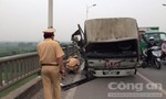 Xe chở vật liệu rơi xuống cầu Vĩnh Tuy, lái xe thoát chết trong gang tấc