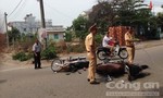 Hai xe máy đối đầu trong khu dân cư, 4 người bị thương