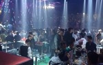 Kiểm tra quán bar giữa trung tâm Sài Gòn, hàng chục dân chơi ném ma túy tháo chạy