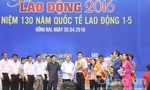 Thủ tướng Nguyễn Xuân Phúc trao quà cho công nhân tại tỉnh Đồng Nai