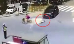 Xe ô tô cán em bé rớt từ xe đạp điện xuống đường