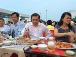 Lãnh đạo thành phố dự tiệc liên hoan ẩm thực tại công viên Biển Đông chế biến từ hải sản sạch