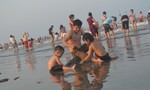 Nghệ An: Hàng ngàn người tắm kín bãi biển Diễn Thành