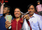 Bộ trưởng Trương Minh Tuấn mua, ăn cá ở bờ biển Quảng Bình