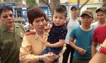 Hà Nội: CSGT giúp hai cháu bé bị lạc về với gia đình