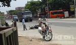 Người nước ngoài chạy xe máy tốc độ cao tông vào xe khách, chấn thương