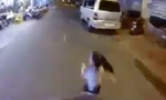 Clip: Người lái xe máy ăn đòn vì quẹt trúng bé gái 6 tuổi bất ngờ chạy ra đường