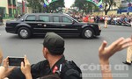 Đoàn xe tổng thống Obama di chuyển trong dòng người chào đón