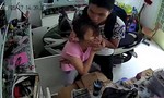 Bắt băng cướp dí dao vào cổ cô gái gây án giữa ban ngày ở Sài Gòn