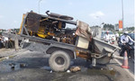 Xe tải kéo máy trộn bê tông vô tư chạy trên đường phố Sài Gòn