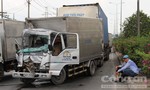 Xe tải bị container húc khi dừng đèn đỏ, phụ xe nhập viện