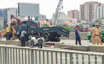 Xe tải nằm "vắt vẻo" trên dải phân cách của cầu Sài Gòn