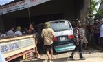 Xe ô tô mất lái lao vào nhà dân, 3 người bị thương
