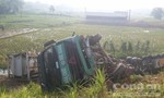 Xe container mất lái lao xuống vệ đường cao tốc Hà Nội - Lào Cai
