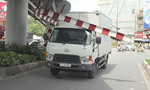 Xe tải gặp nạn, cửa ngõ sân bay Tân Sơn Nhất ùn ứ nghiêm trọng