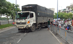Xe tải nổ lốp trên đại lộ Võ Văn Kiệt, người đi đường hoảng loạn