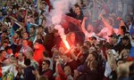 Cổ động viên Nga đốt pháo sáng, gây náo loạn sau trận thua Slovakia