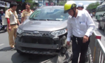 Nữ tài xế cố thủ trong xe sau tai nạn