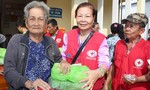 Hàng trăm phần quà đến bà con ở ‘xóm Việt kiều’
