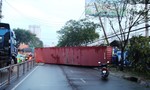 Container lao sang đường tông sập tường cảng Nhà Rồng – Khánh Hội