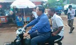 Thủ tướng Campuchia vui vẻ đóng phạt vì không đội mũ bảo hiểm