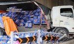 Xe tải lao vào gầm cầu, hàng trăm thùng bia Tiger tràn ra đường