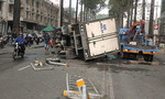 Xe tải chở nước đá lật trên đường phố Sài Gòn