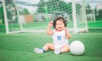 'Fan cuồng' 1 tuổi xinh như thiên thần ra sân ủng hộ tuyển Anh