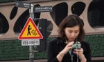 Hàn Quốc lắp đặt biển cảnh báo với người đi bộ sử dụng smartphone