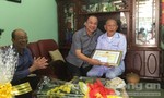 Giám đốc CATP thăm và tặng quà cho Đảng viên cao tuổi