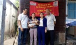 Mạnh thường quân tặng tiền cho  bệnh nhân nghèo tại Phú Lộc