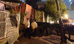 Container lao vào nhà dân ở trung tâm Sài Gòn, nhiều người thoát chết