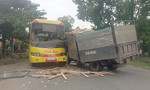 Xe tải tông xe khách, hàng chục người bị thương